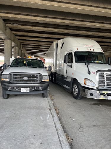 Saucedo's truck And Trailer repair mobil service