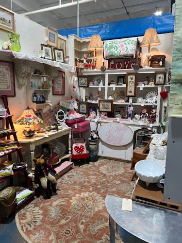Four Sisters Antiques & Vintage