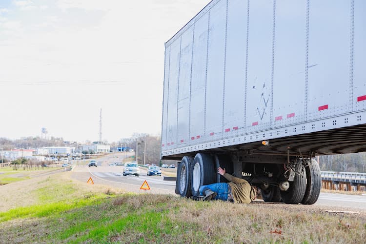 Top Flight - Roadside Service Diesel Mechanic, Truck Tire Repair and 24 hour Mobile Welding